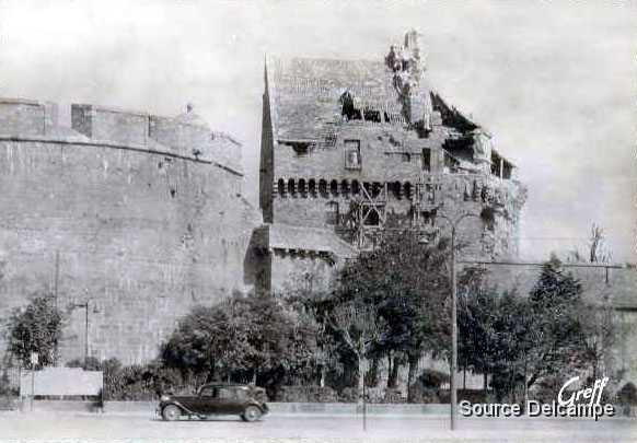 35 Saint Malo en ruines le Donjon du Chateau.jpg
